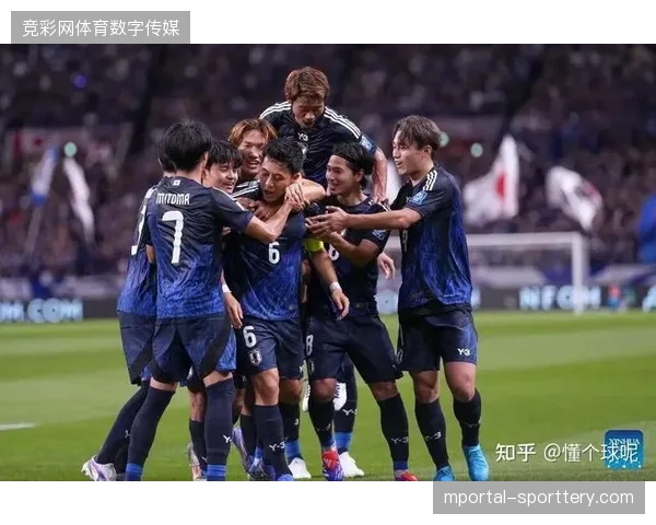久保建英和三笘薰将主导日本队的边路进攻，队长远藤航则在中场提供拦截与覆盖